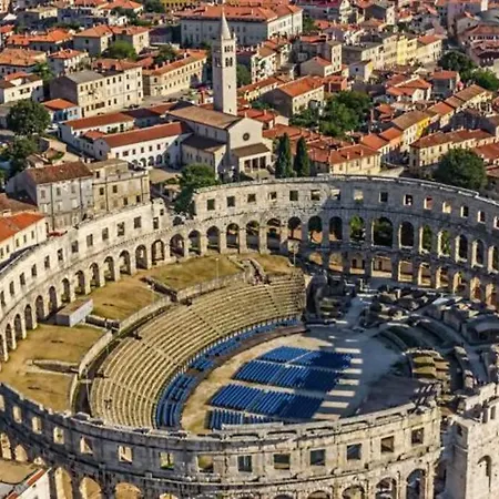 Arena Akvileja Apartment Pula